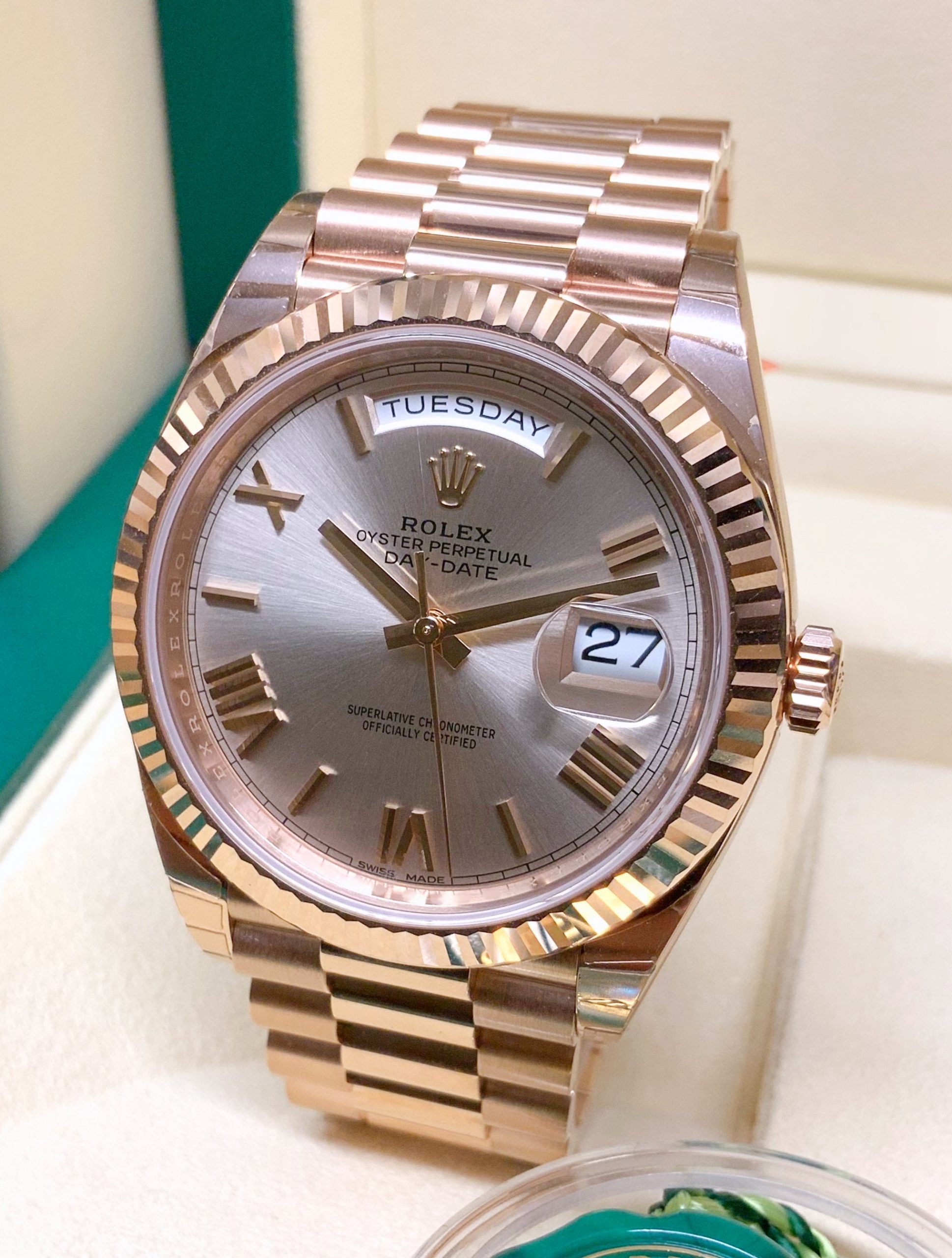 Rolex replica Day-Date 40 228235 Rose Gold sundust dial - immagine 2