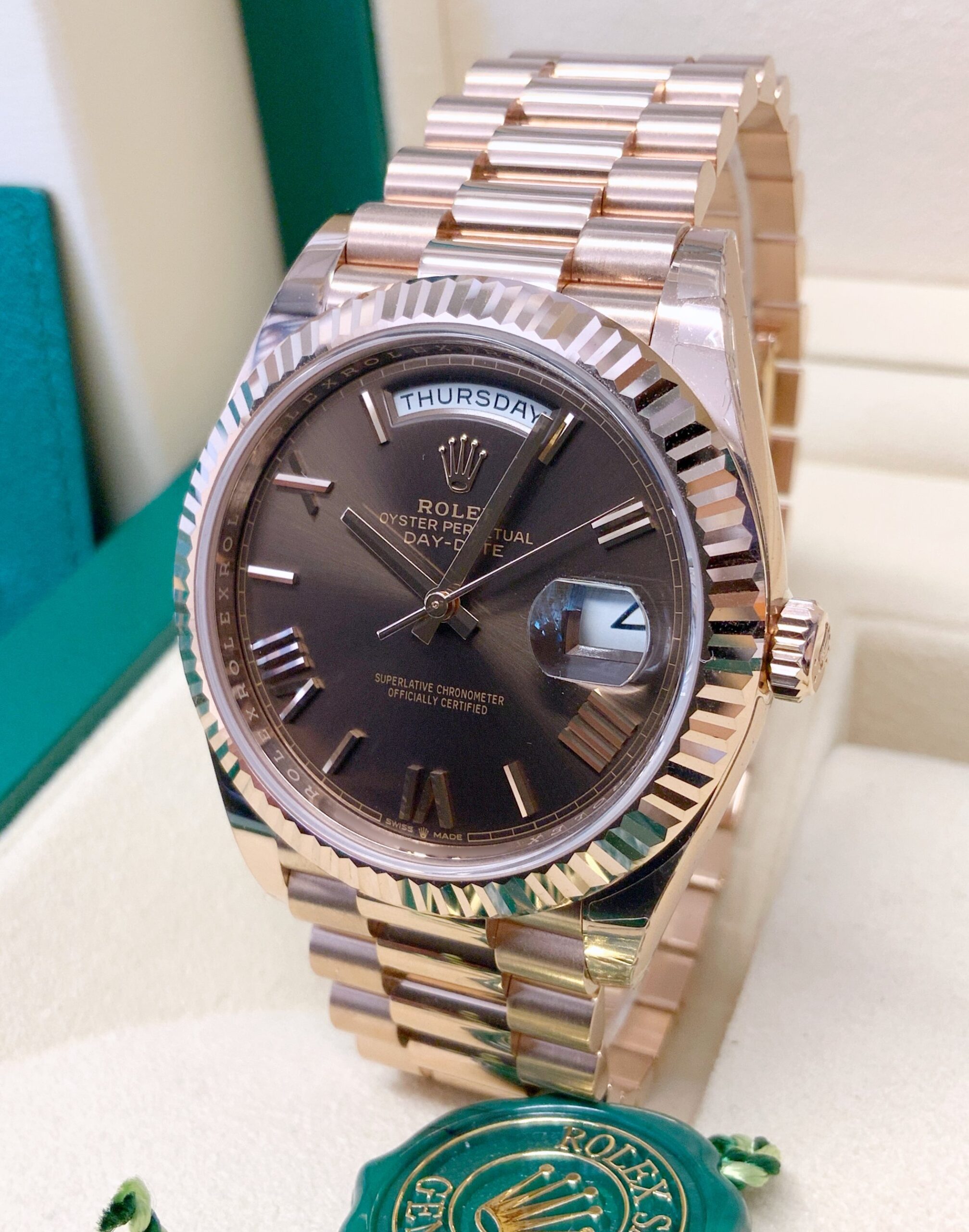 Replica Rolex Day-Date choco 40 228235 Rose Gold roman dial - immagine 2