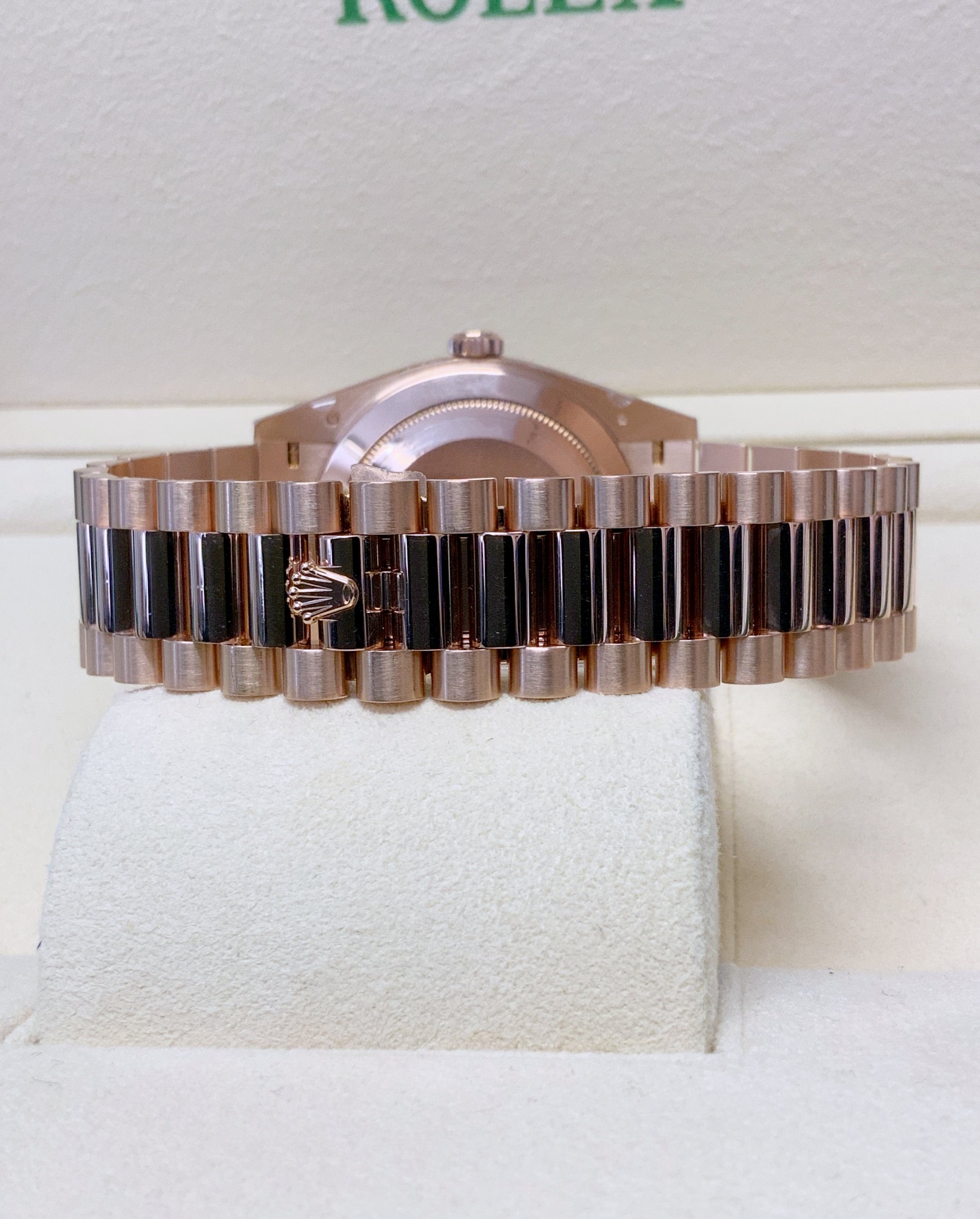 Replica Rolex Day-Date choco 40 228235 Rose Gold roman dial - immagine 3