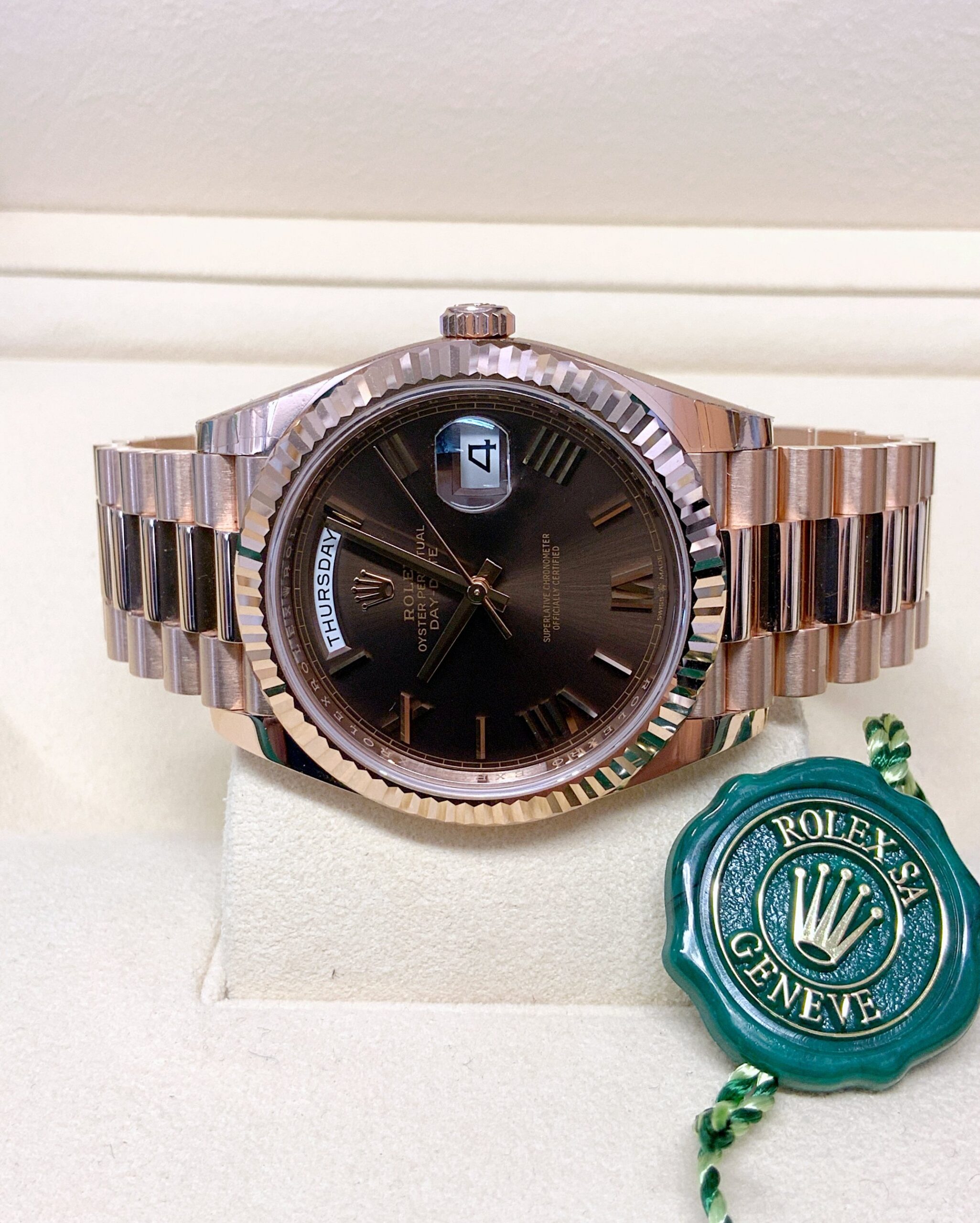 Replica Rolex Day-Date choco 40 228235 Rose Gold roman dial - immagine 4