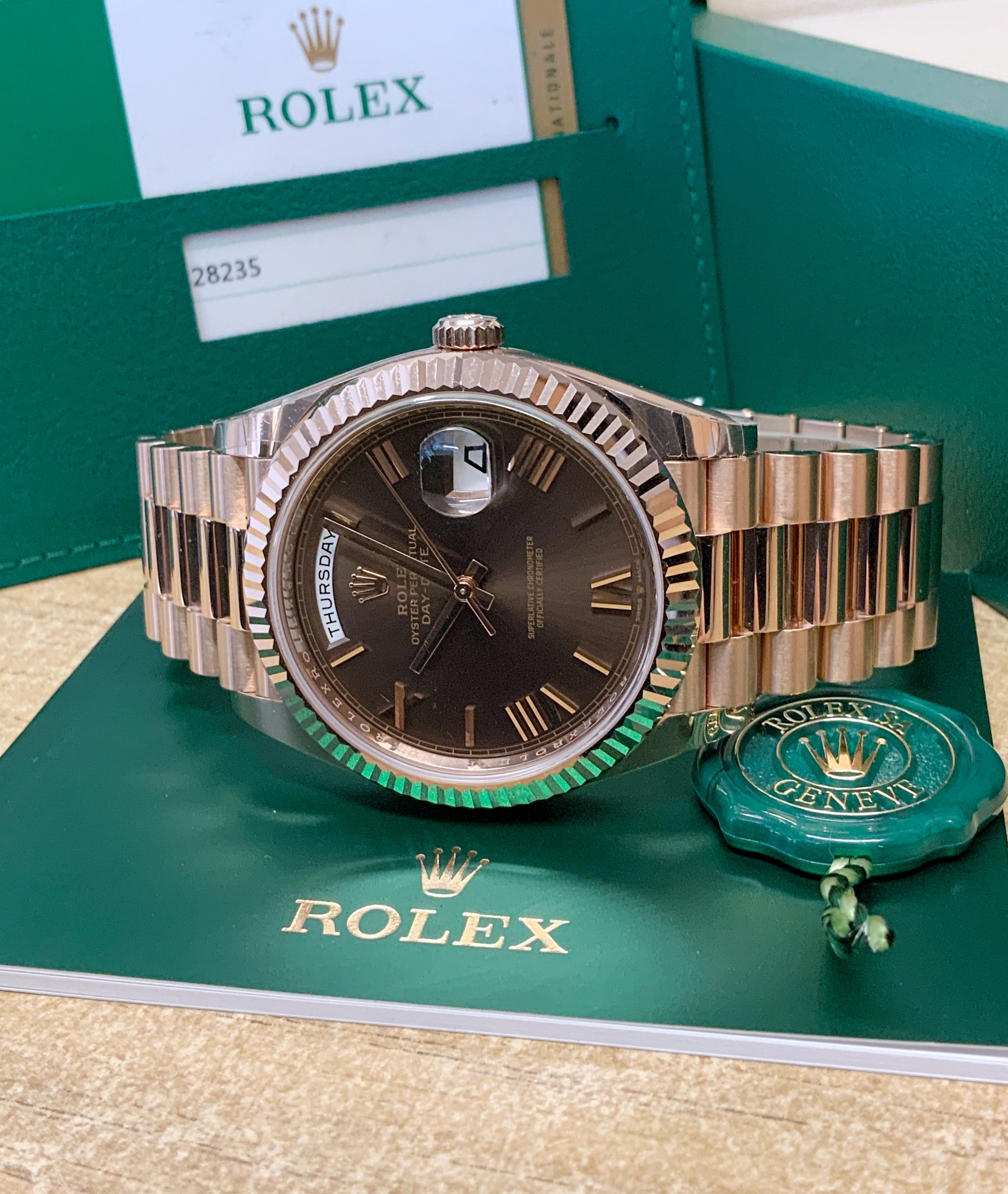 Replica Rolex Day-Date choco 40 228235 Rose Gold roman dial - immagine 5