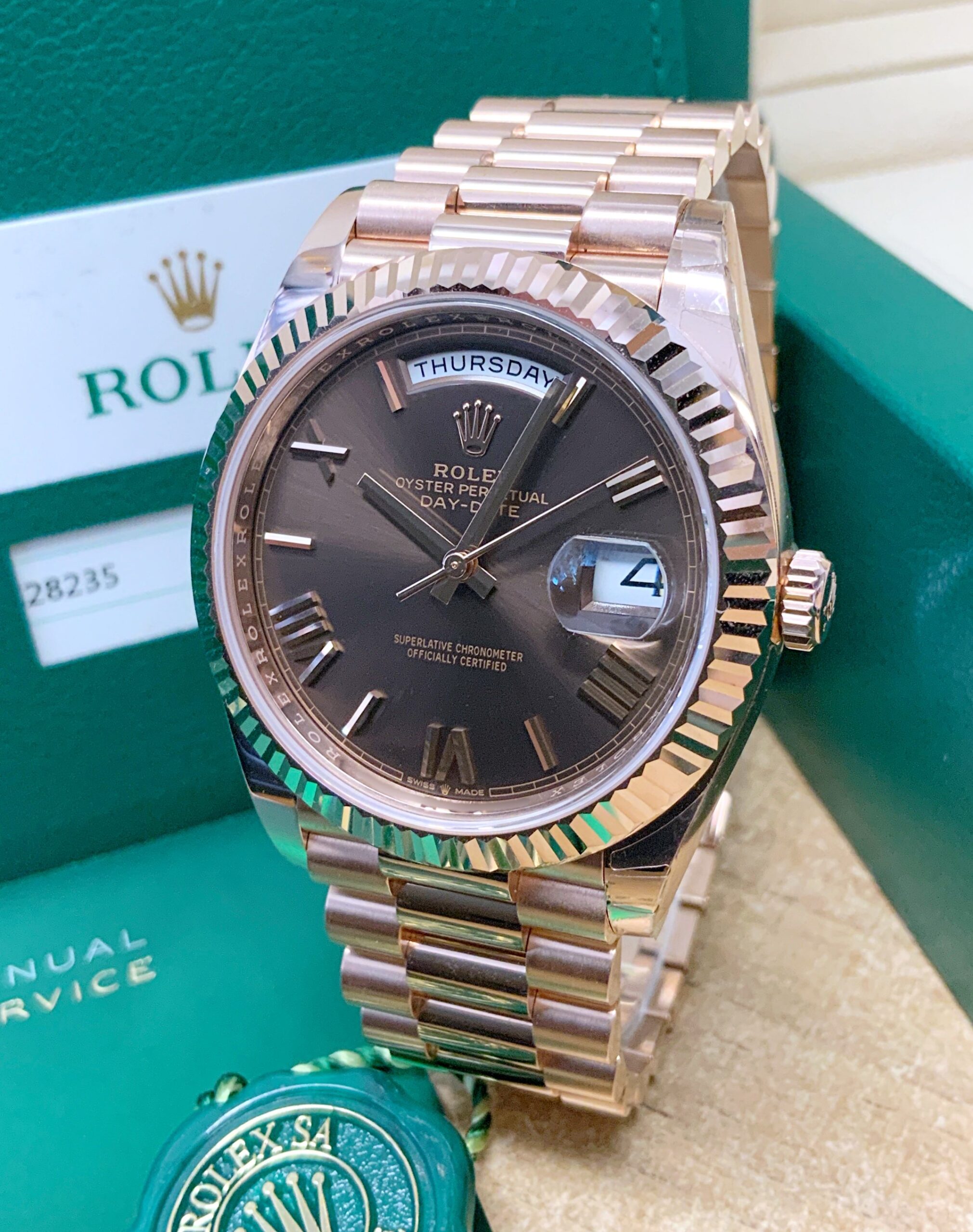 Replica Rolex Day-Date choco 40 228235 Rose Gold roman dial - immagine 6