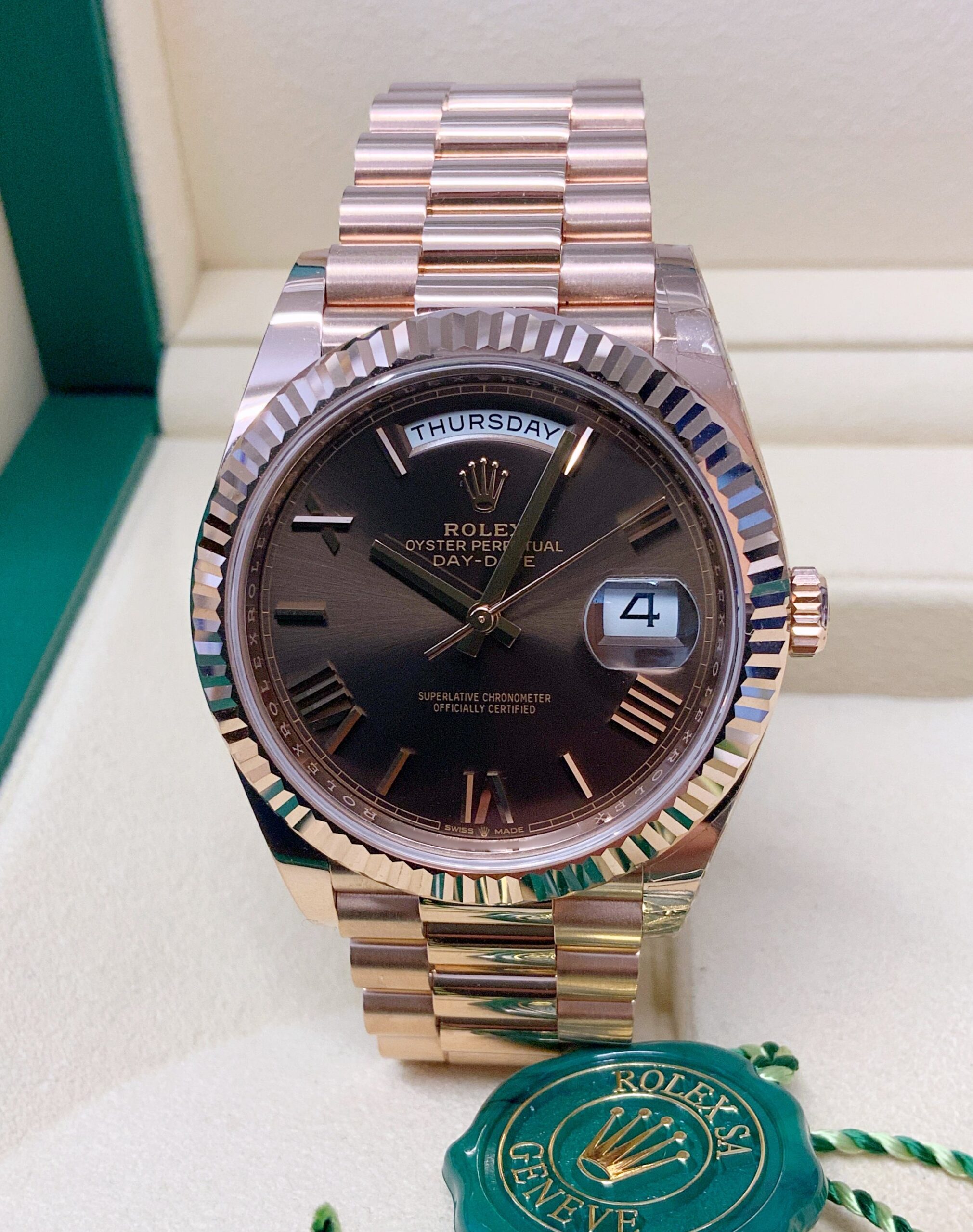 Replica Rolex Day-Date choco 40 228235 Rose Gold roman dial