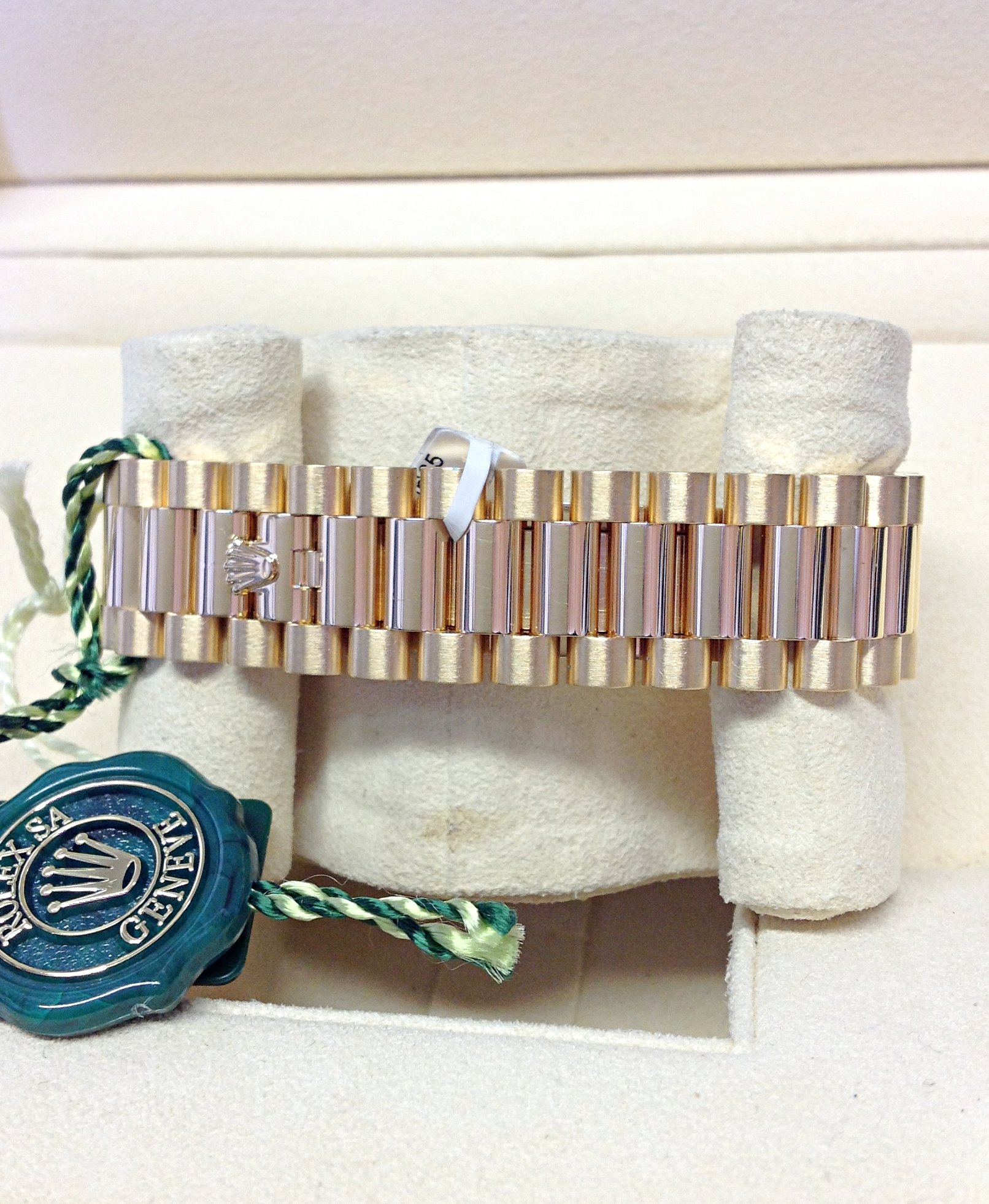 Rolex replica Day-Date 40 228238 Yellow Gold black dial - immagine 4