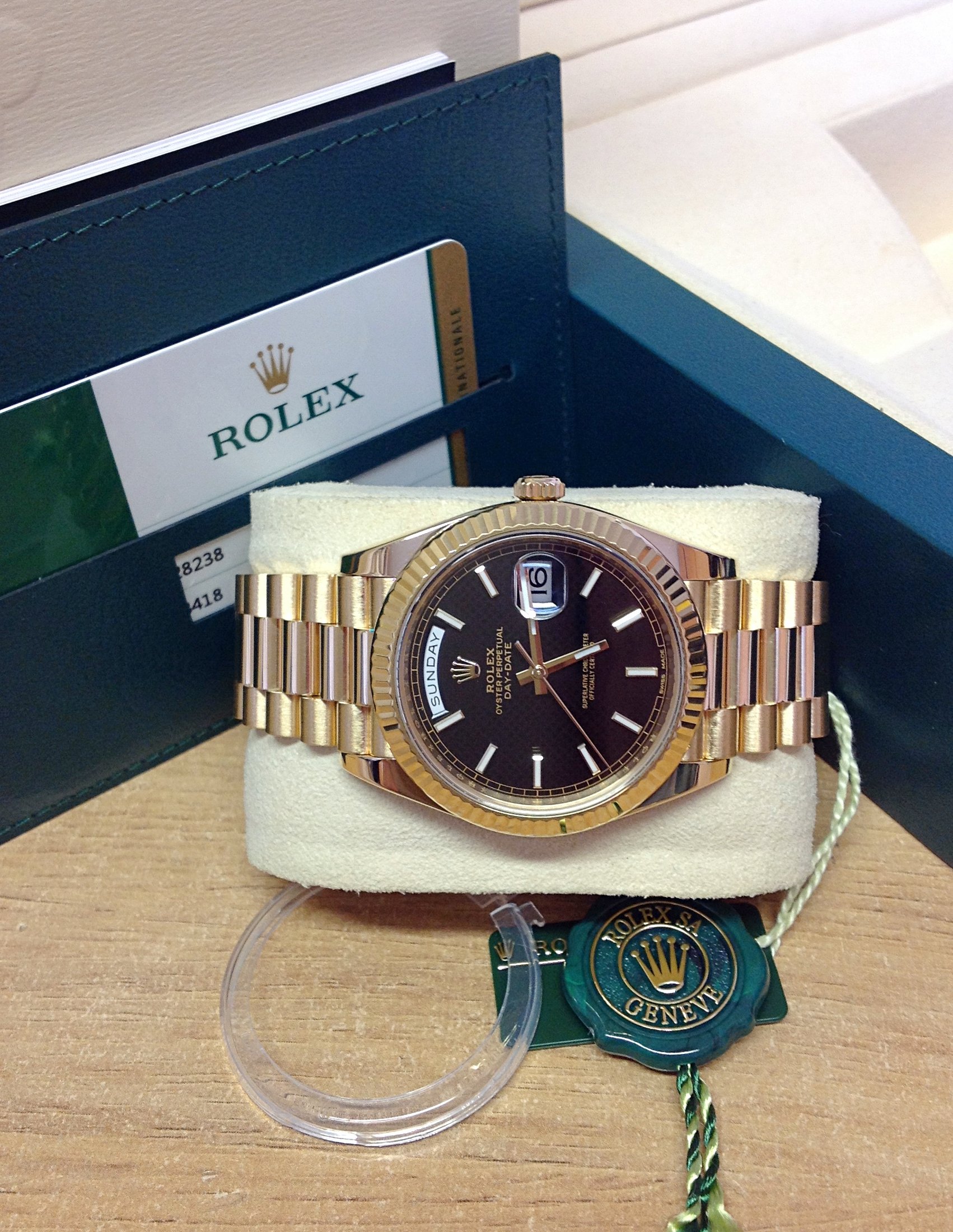Rolex replica Day-Date 40 228238 Yellow Gold black dial - immagine 8