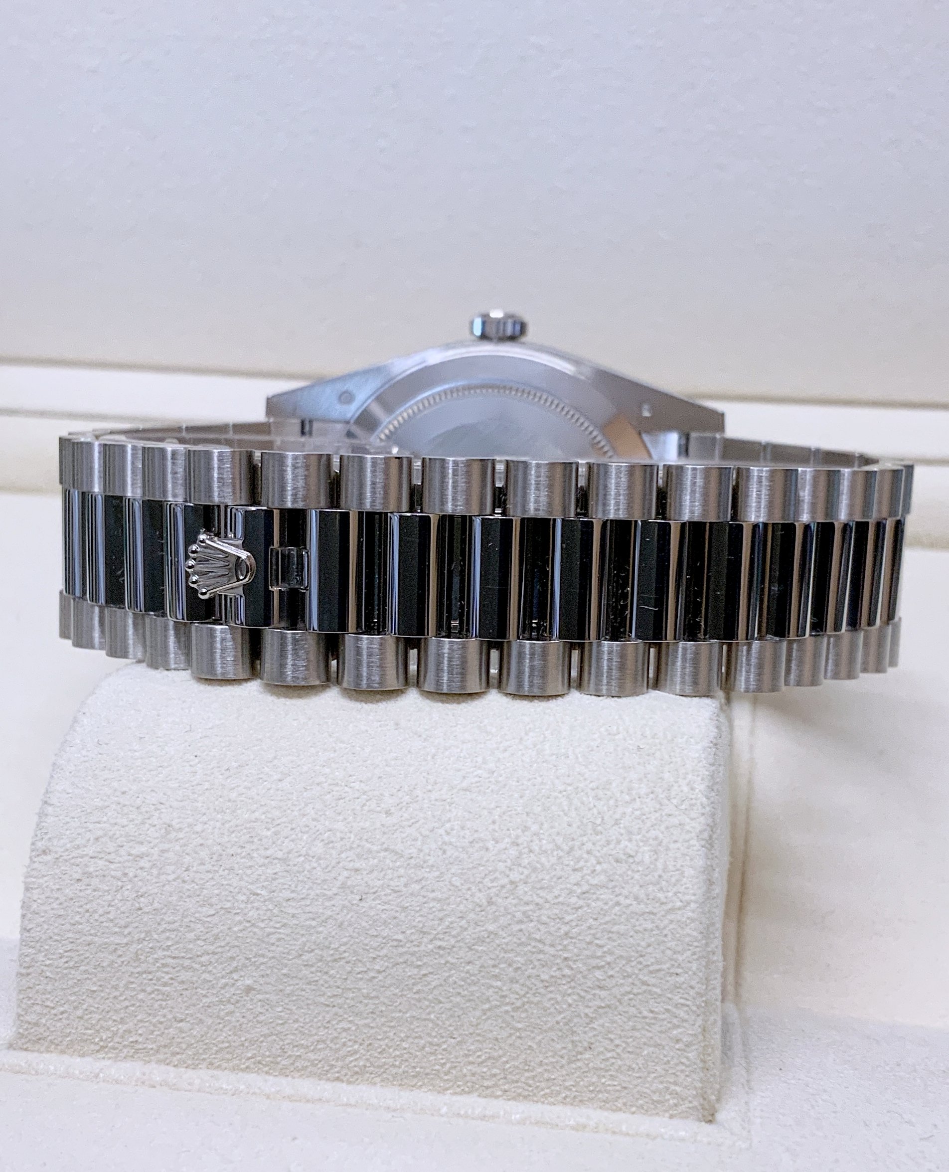 Rolex replica Day-Date 40 228239 White Gold white roman dial - immagine 3
