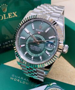 Alternative view of Rolex replica Sky-Dweller 336934 Green Dial jubilèè bracelet